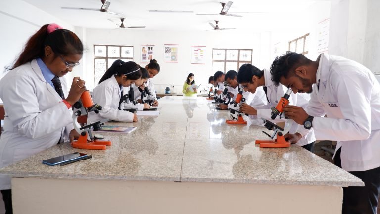 KIIMS students in the lab